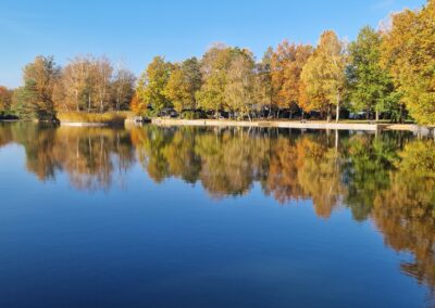 Badeteich im Herbst